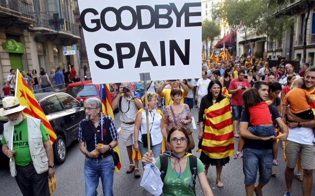 Miles de catalanes se manifiestan para reclamar independencia y pacto fiscal